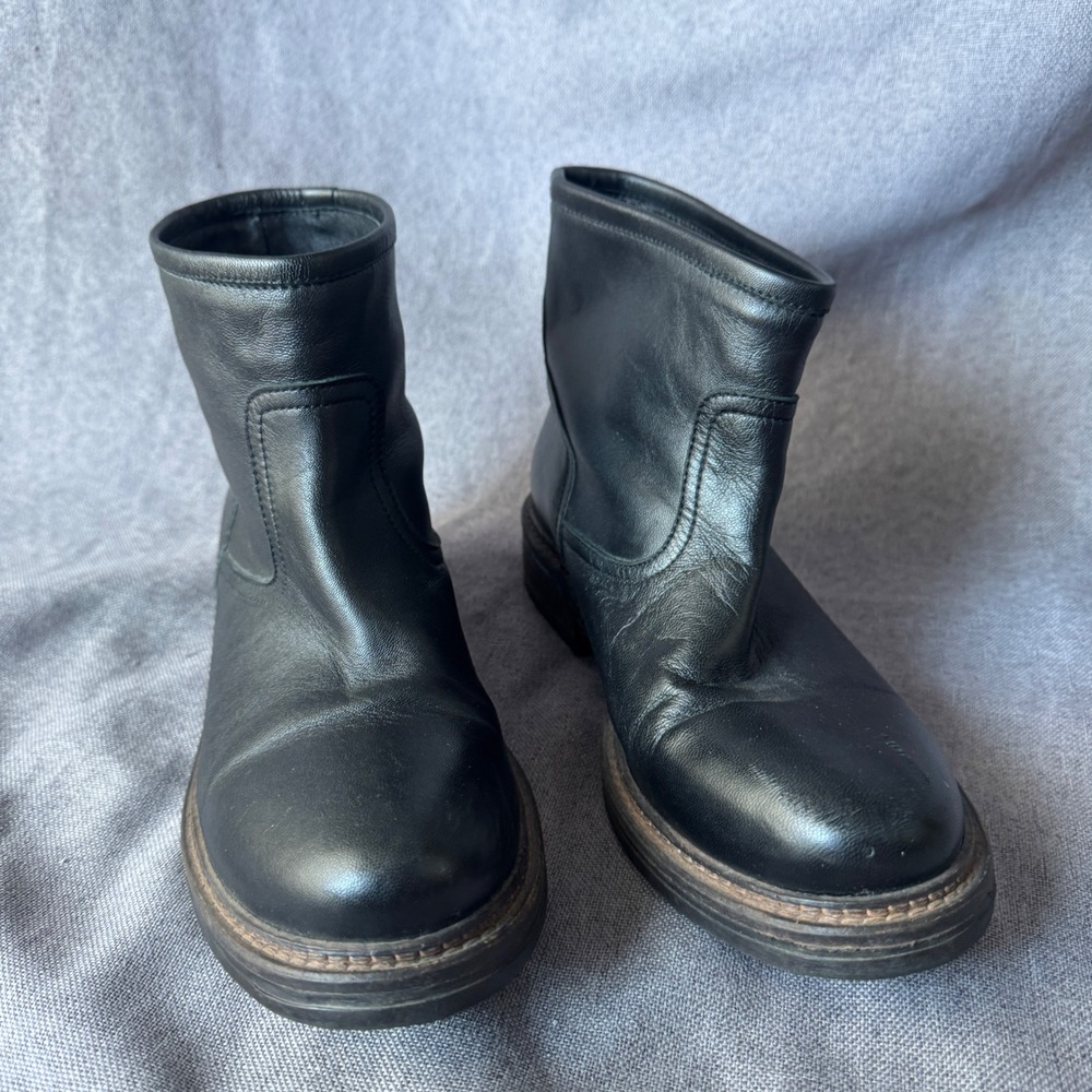Weekend Max Mara Black Leather Ankle Boots Italy EU37 US7 Round toe Lug Sole